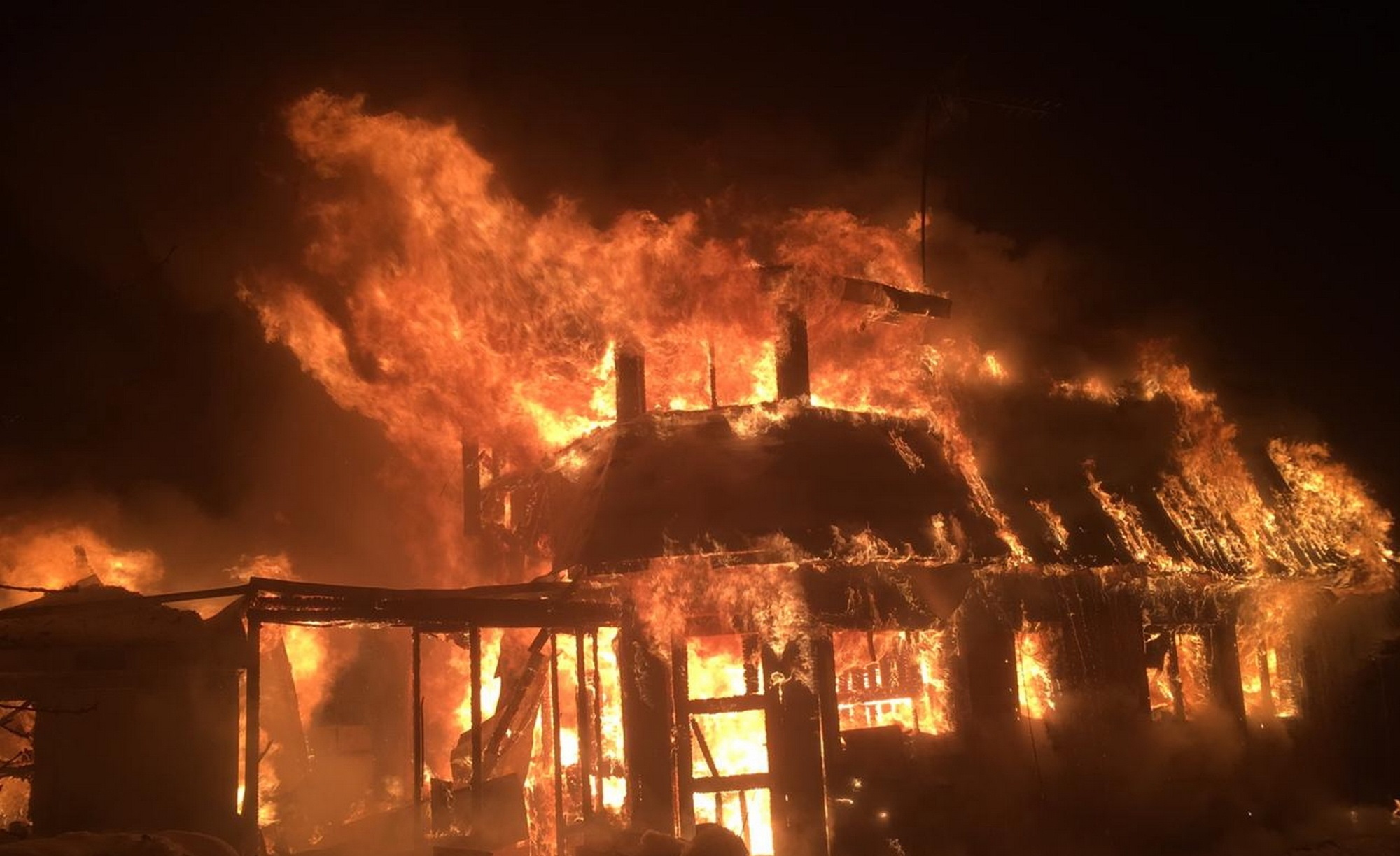 Лесной пожар: появились фото горящих домов около Двуречной