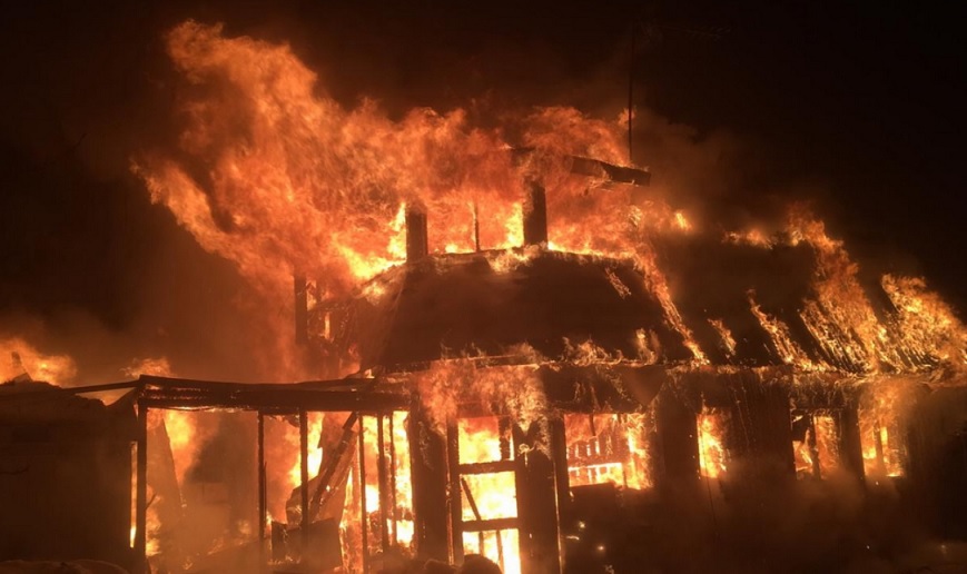 Два человека погибли при пожаре дома в СНТ «Солнечный луч» города Гатчина