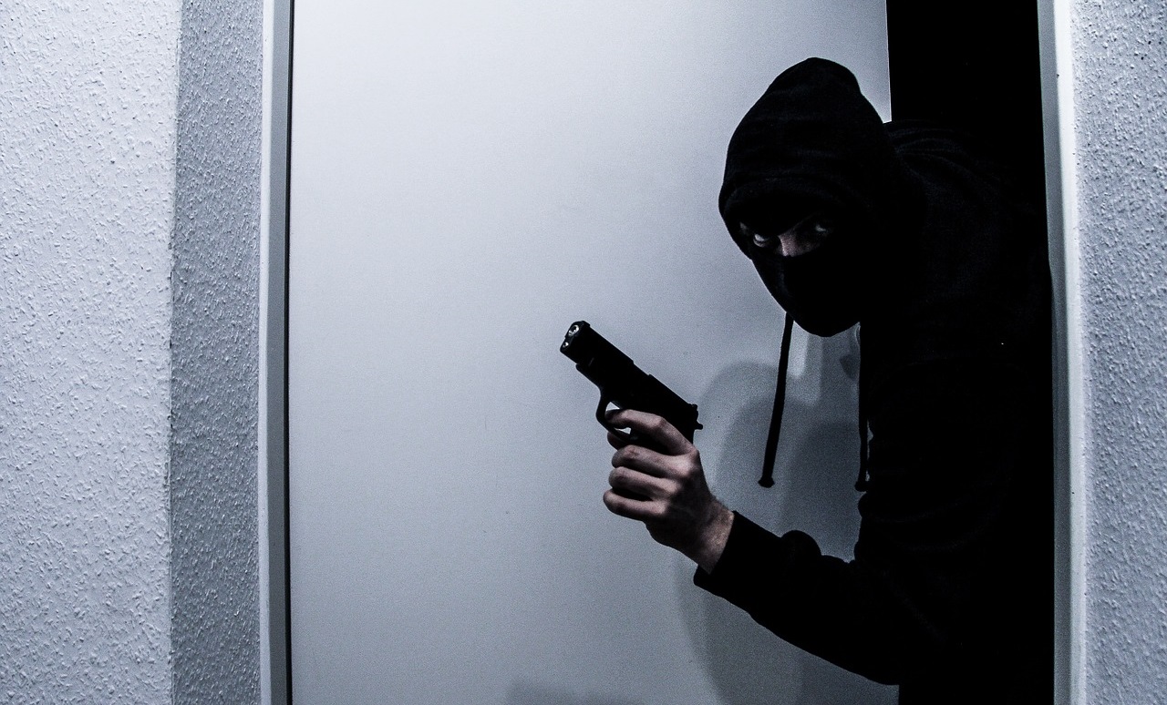 Мужчина с игрушечным пистолетом пытался ограбить магазин одежды