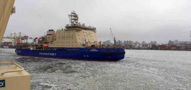 Ледокол «Виктор Черномырдин» впервые приступил к проводке судов по Финскому заливу