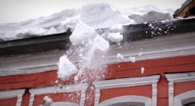 В Выборге девушку накрыло снегом с крыши