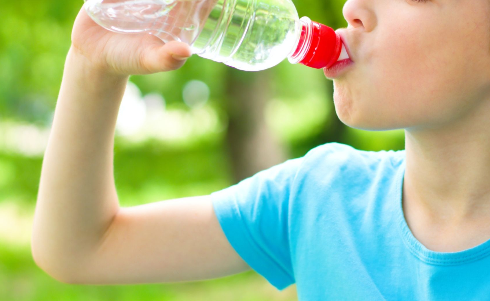 Дети водички. Ребенок пьет минеральную воду. Горячее питье для детей. Ребенок с бутылкой воды. Дети летом с бутылкой воды.