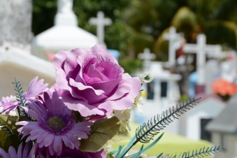 Мужчина инсценировал смерть, чтобы узнать количество гостей на похоронах