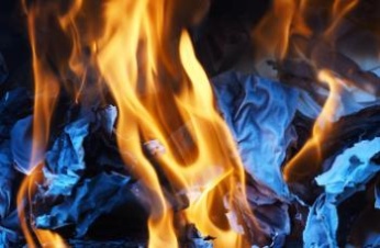 В Тихвине два молодых хулигана попали под уголовку за поджог авто