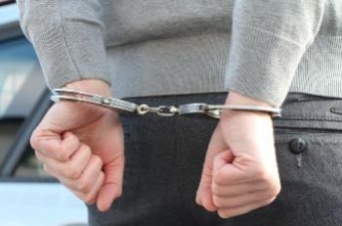 Два вора-рецидивиста попались на краже из квартиры в Кировске