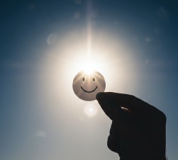 Ученые заметили гигантский смайлик на Солнце