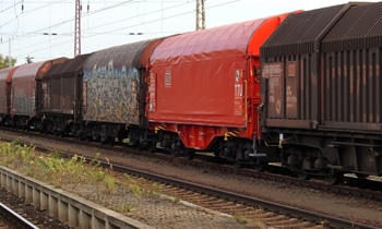 «Девушку чуть не задавил товарняк»