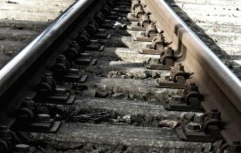 Молодой человек попал под поезд на станции Тайцы