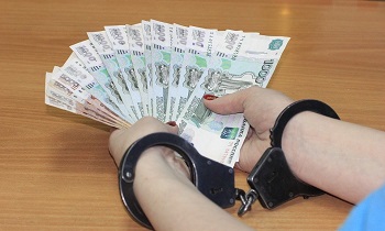 Сотрудница колледжа получила 100 тысяч рублей за незаконную аренду помещений