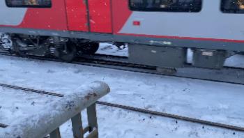 Двух подростков сняли с поезда за незаконную и опасную поездку между вагонами