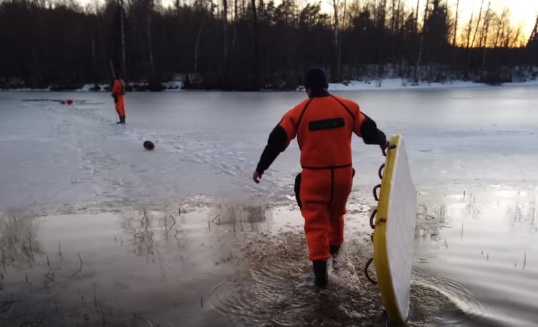 Двое жителей Ленобласти провалились под лед и утонули