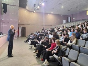 «Каждый из вас – проект»: о чём говорил эксперт по лидерству из Москвы с молодежью Нового Девяткино