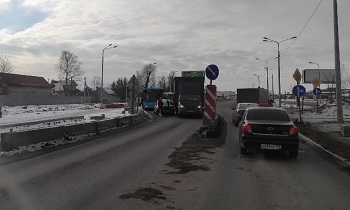 Таллинское шоссе «встало» из-за столкновения легковушки с грузовиком
