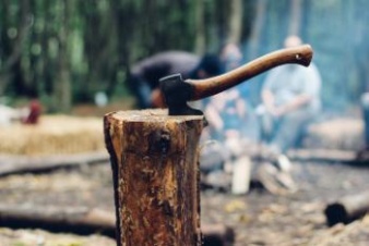 В Лодейном Поле ревнивец с топором напал на соперника
