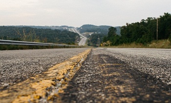 «Большегрузы портят шапкинские дороги»