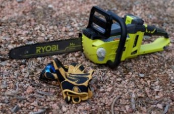 Житель посёлка Заборье украл у соседа бензопилу