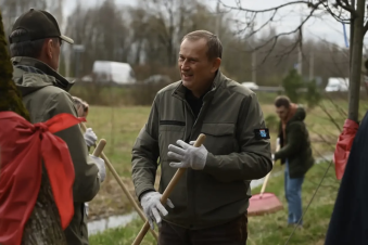 Ленинградцы выходят на весеннюю генеральную уборку