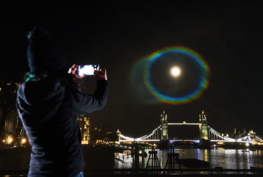 Искусственная Луна засияла над Лондоном