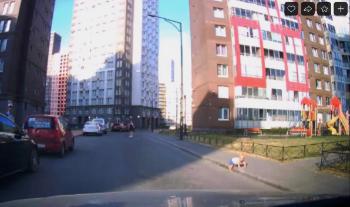 Годовалый ребенок выполз на проезжую часть в Кудрово