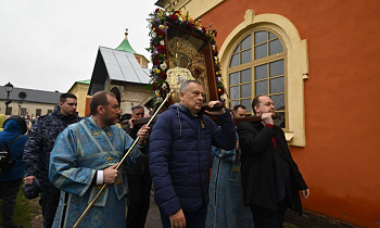 Тихвинскую икону Божией Матери перенесли на зиму в Покровский храм
