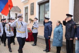 В Кингисеппе увековечили память сотрудника полиции, погибшего при исполнении служебного долга