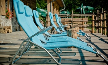 Шезлонги, барбекю и корабль