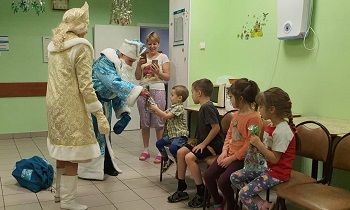 Дед Мороз и Снегурочка пришли в гости к пациентам Тосненской больницы 
