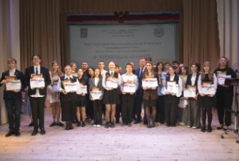 «К вершинам знаний»: в Приозерском районе чествовали лучших учеников и их наставников