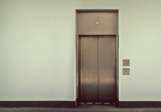 Лифт в Тосно требует проверки