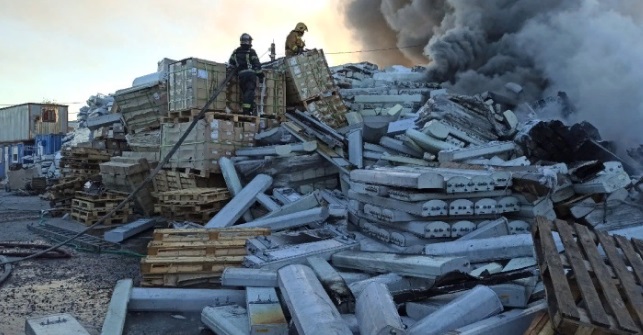 В Буграх горели склады со стройматериалами и пластиком