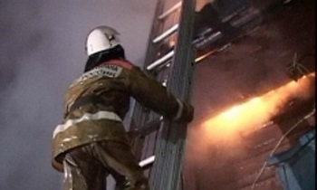 Шесть человек эвакуировали из горящего дома в Луге