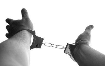 Забытая на месте преступления перчатка в Кингисеппе вывела следователей на убийцу 