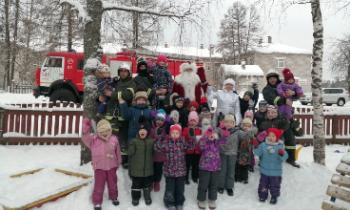 Пожарный Дед Мороз исполнил огненные мечты детей