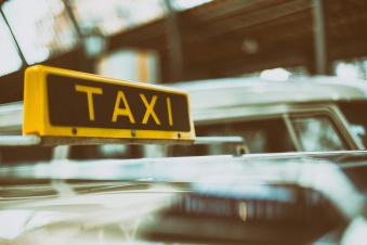 Странный пассажир предложил таксисту бонус за проезд на красный свет
