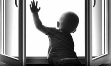 Трехлетний ребенок оперся на москитную сетку и выпал из окна