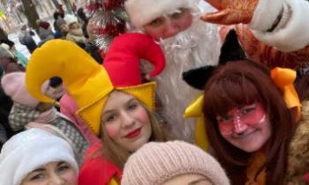 Пудостьские Деды Морозы и Снегурочки присоединились к шествию в Гатчине