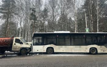 В деревне Бор столкнулись грузовик и автобус