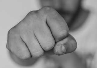 Драка у магазина в поселке Кингисеппском обернулась уголовным делом