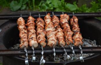 Впереди майские праздники: как выбрать мясо для шашлыка?