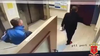 В Кудрово двое налетчиков вынесли из квартиры наушники и книги