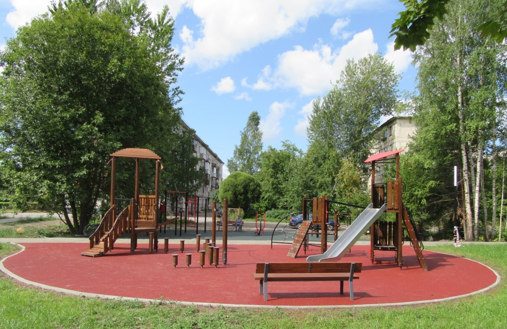 Дворовая территория выполненная по программе комфортная среда в Приозерске в этом году1.JPG